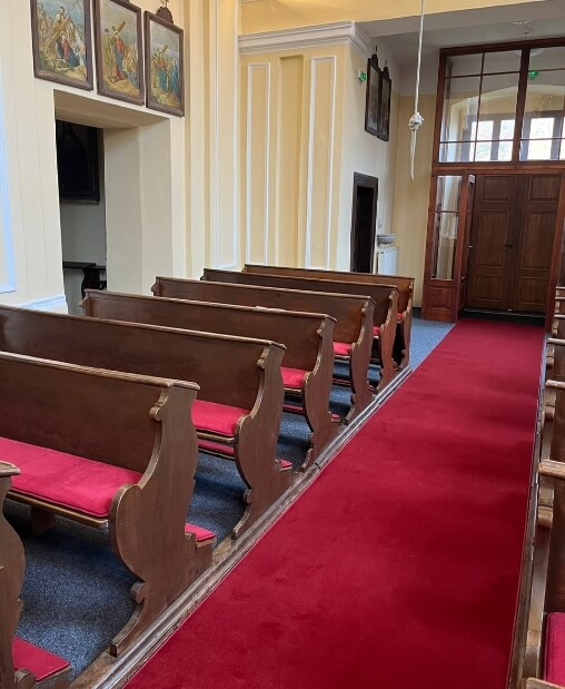 Topení a sedáky do kostelů